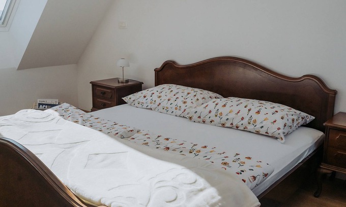 Dobrova-Polhov Gradec Apartment | Možinetova Hiša - Family-Friendly Apartment with Pool