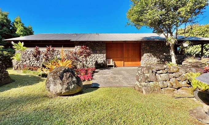 Holualoa House | Discover Mo Snell's Coffee Farm House: Guest Rated 9.8