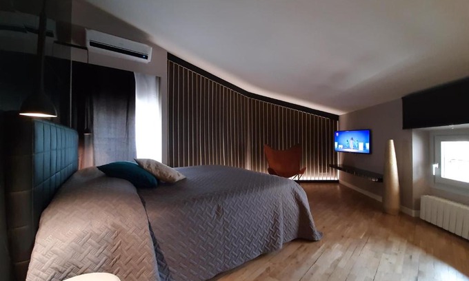 Desenzano del Garda City Centre Apartment | Guest Rated: MoAA - Modern Art Apartment with Family Amenities