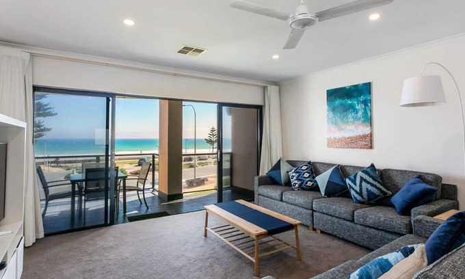 Moana Apartment | Ocean View Moana Beachfront Apartment with Spa & Hot Tub