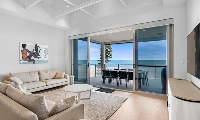 Moana Apartment | Beachfront Bliss: Moana Esplanade 3 Bed Apt Awaits