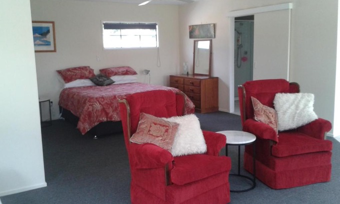 One Tree Point House | Family-Friendly Moana Vista: 4-Star Guest Rated at 9.2