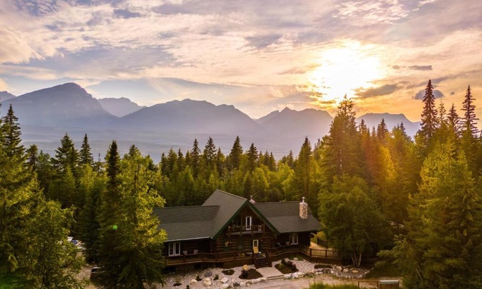 Golden Cabin | Unforgettable Stay at Moberly Lodge: Pet-Friendly Bliss