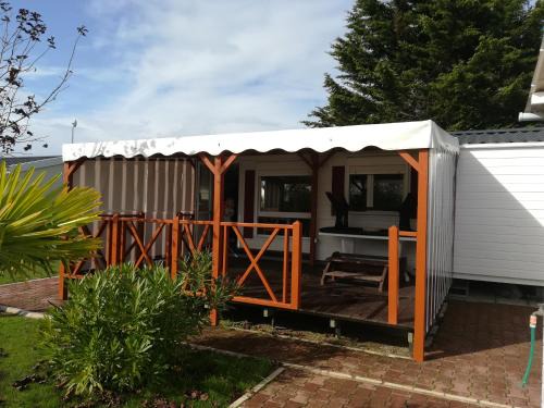 Penestin Ski Chalet | Cozy Mobile Home for 4 with Oceanfront Views