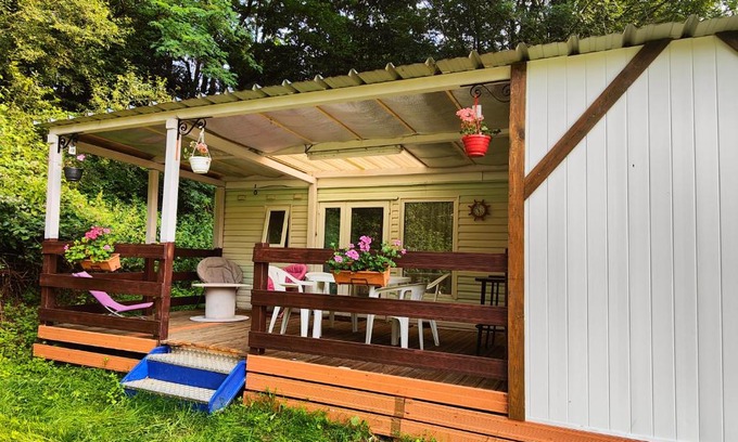 Latouille-Lentillac Ski Chalet | Cozy Mobile Home Retreat with Kitchen & Family-Friendly Space