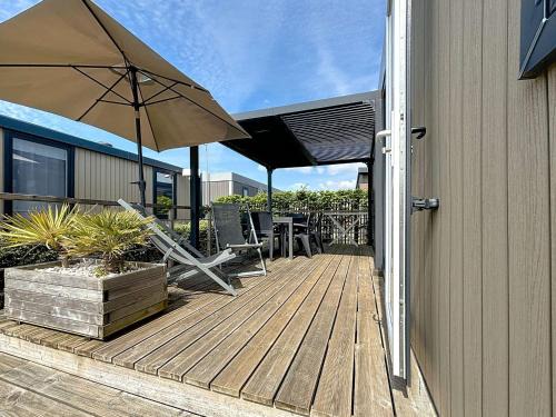 Jullouville-les-Pins House | Cozy Mobil-home for 4, Steps from the Beach with Pool