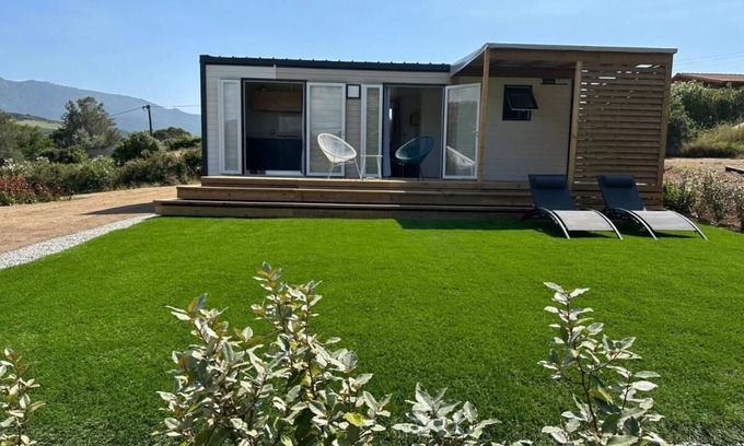 Residences du Golfe de Lava House | Convenient Mobile Home Just 5 Minutes Walk to the Beach