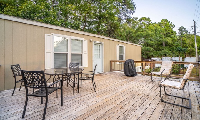 Royal House | Comfortable Mobile Home E-1 with Lake Views & Breakfast