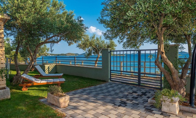 Pakostane House | Oceanfront Mobile Home Pecten 04 with Pet-Friendly Perks