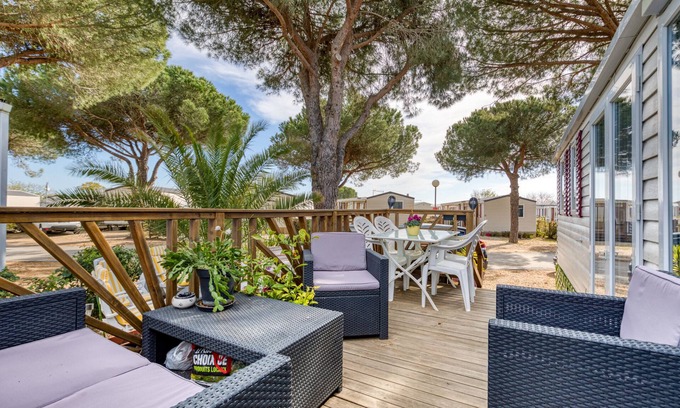 Perols House | Cozy Mobile Home with Ocean View and Shared Pool Access