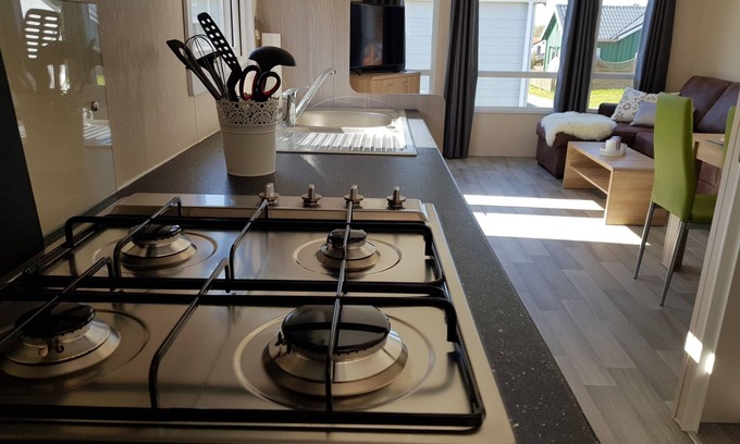 Midlum Apartment | Cozy Mobilheim for 6 Guests with Oceanfront Views