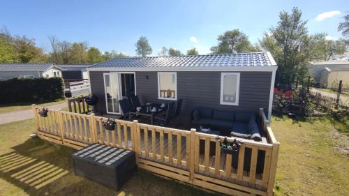 Lauwersoog Apartment | Family-Friendly Chalet Pampusplaat with Ocean View
