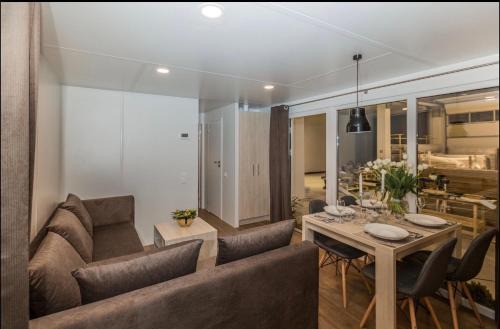 Wackersdorf Apartment | Pet Friendly Mobilheim Murnersee Haus 5 with Hot Tub
