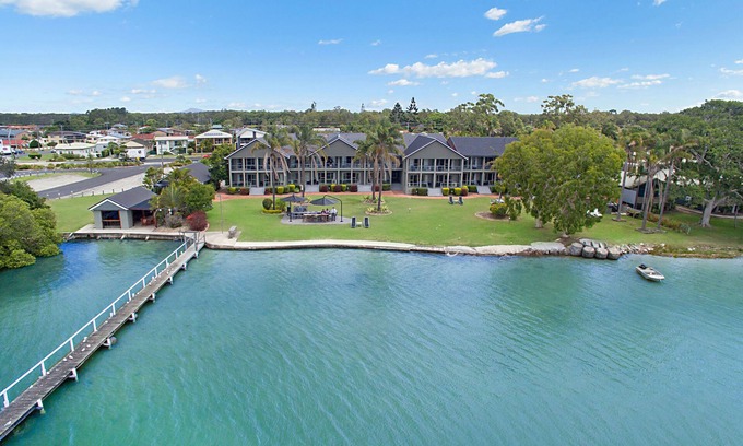 Yamba Hotel | Waterside Retreat at Moby Dick Resort with Pool & Breakfast