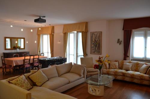 Calvairate Apartment | Gorgeous Mocenigo4: 4-Star Retreat with Hot Tub & Dining