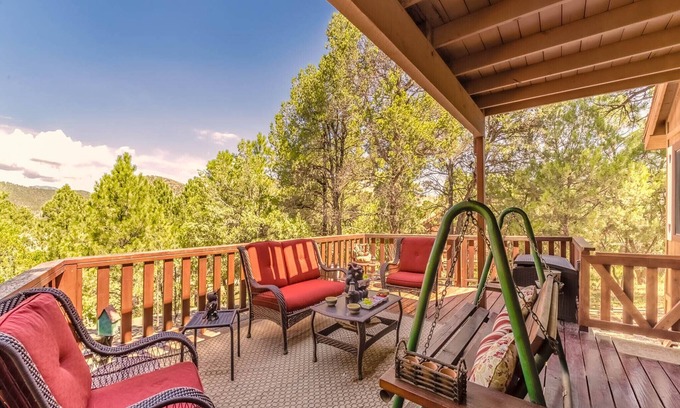 Ruidoso Downs Cabin | Cozy Mockingbird Cabin | Pet Friendly with Spa & Fireplace
