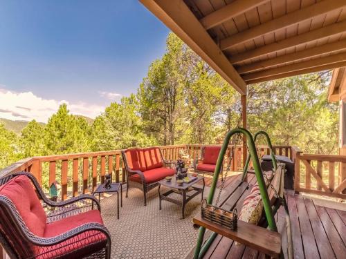 Ruidoso Downs House | Cozy Mockingbird Cabin: 3 Bedrooms & Hot Tub Retreat
