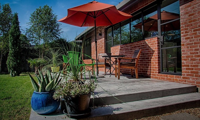 Dallas House | Guest Rated: Mockingbird Guest House near SMU & Highland Park