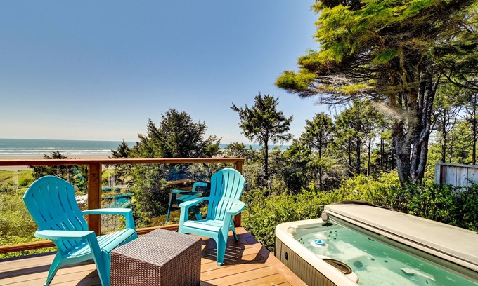 Moclips House | Oceanfront Moclips Home with Hot Tub & Beach Views
