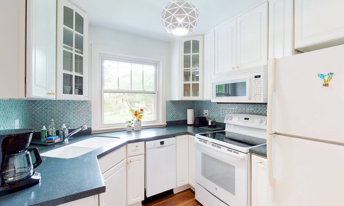 Bloomington Cottage | Family-Friendly 2-Bedroom Cottage with Ocean View