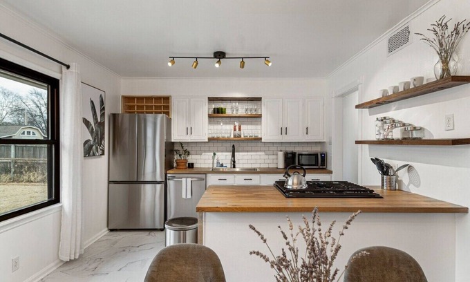 Tulsa House | Elegant Comfort Awaits at the EXPO Hotel