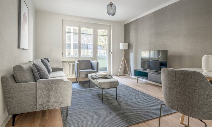 Sihlfeld Apartment | Convenient 2.5 Room in Wiedikon - Just Minutes to Market