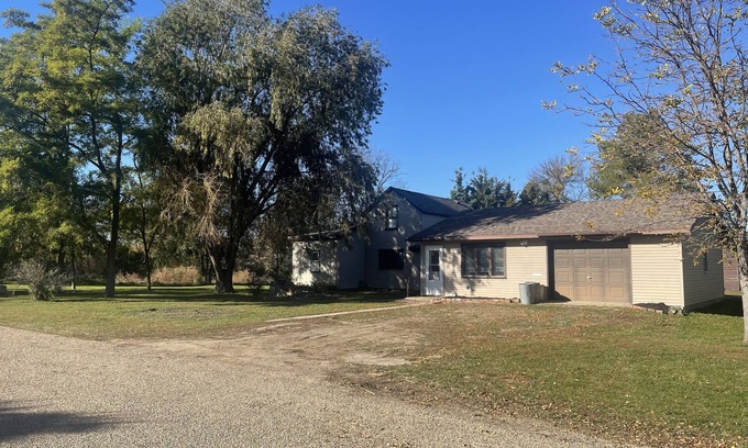 Redfield House | MoDak Lodge: Welcoming Pets in Pheasant Country