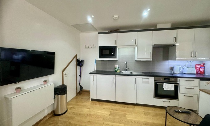 Welwyn Garden City Apartment | Modern 1 Bedroom Apartment with Kitchen & Family-Friendly Amenities