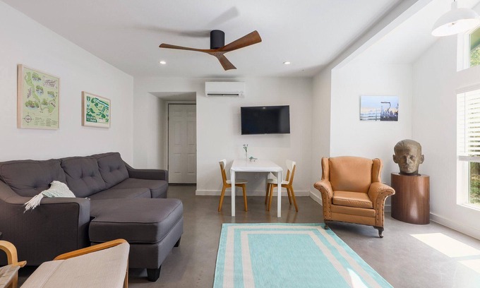 Barton Hills Apartment | Stylish 1-Bed Retreat with Kitchen, Spa & High Ratings