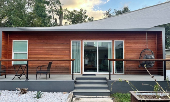 Austin Apartment | Modern 1-Bedroom Casita with Hot Tub in South Austin