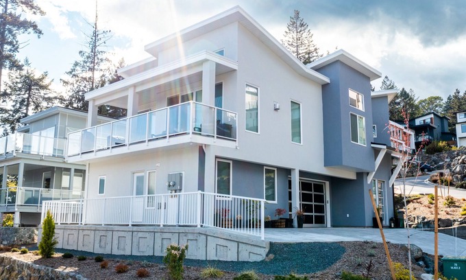 Colwood House | Exceptional 1-Bedroom Suite with Full Kitchen & AC
