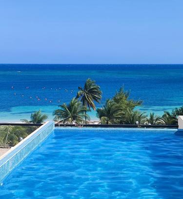 Puerto Morelos Apartment | Beachside Modern 1 Bedroom Suite with Pool & Ocean View
