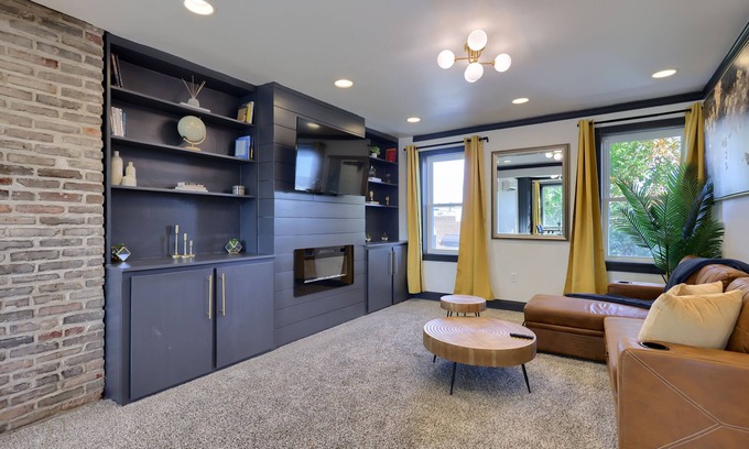 Lancaster House | Convenient 1-BR Apartment Near Train Station