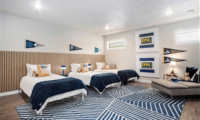 Madison House | Modern 1 Level - Dog Friendly - King Bed Suite - 3 TVs - Private Fenced Yard