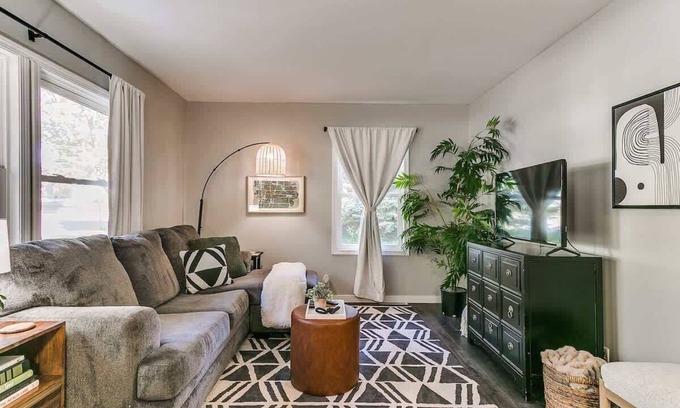 Ames House | Stylish 1BR Urban Retreat with Kid & Pet-Friendly Perks