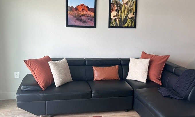 Deep Ellum Apartment | Modern 1BR Apt with WiFi, Pool, Gym & Free Parking —5 Mins to Downtown Dallas!