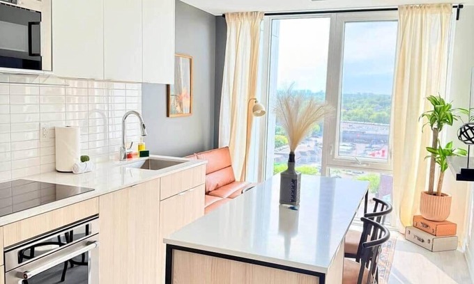 Port Credit Apartment | Modern 1BR Condo in Port Credit – Steps to Lake