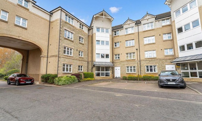 Longcroft Apartment | Contemporary 1BR Flat with Free Parking and Lift Access