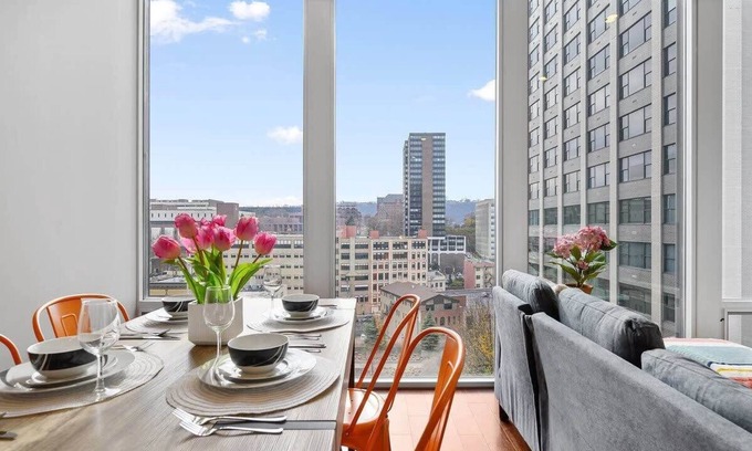 Downtown Pittsburgh House | Modern 1BR with Skyline Views & Gym - Rated 9.8/10