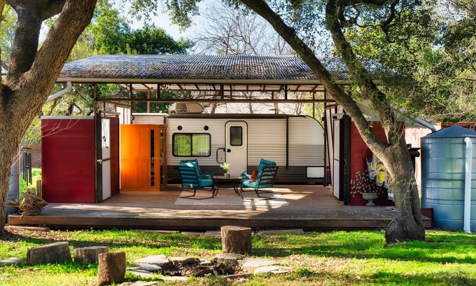 South Manchaca House | Modern 1BR Home on an Eco Farm! Great Location!