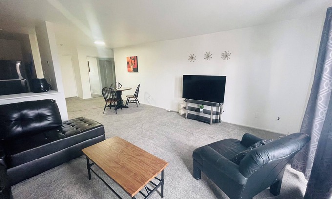 Elkins Park Apartment | Discover Your Exclusive Retreat with Private Pool & Spa