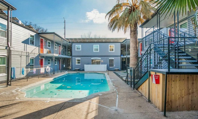 Hyde Park House | Modern 1BR Hotel with Breakfast Near UT Hyde Park
