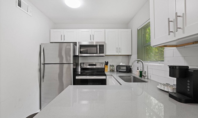 Hyde Park Apartment | Modern 1BR Near UT | Hyde Park | Evonify 6173