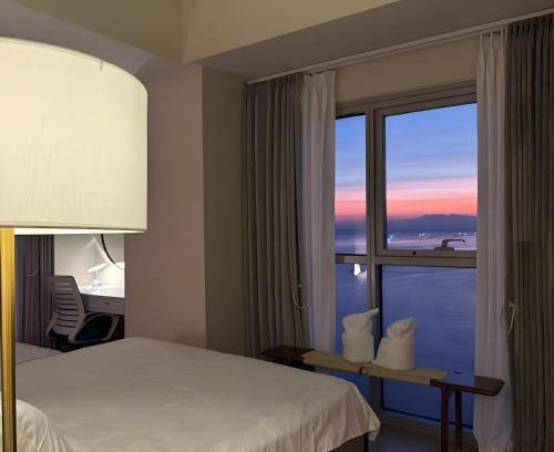 Tambo Apartment | Modern 1BR with Balcony Facing Infinity Pool Manila Bay Sunset Near Airports OKADA Solaire MOA