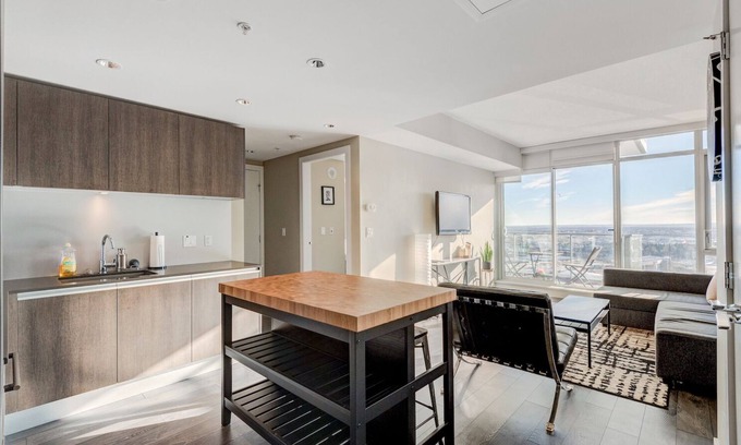 Victoria Park House | Elevated 1Br with Mountain Views on the 34th Floor