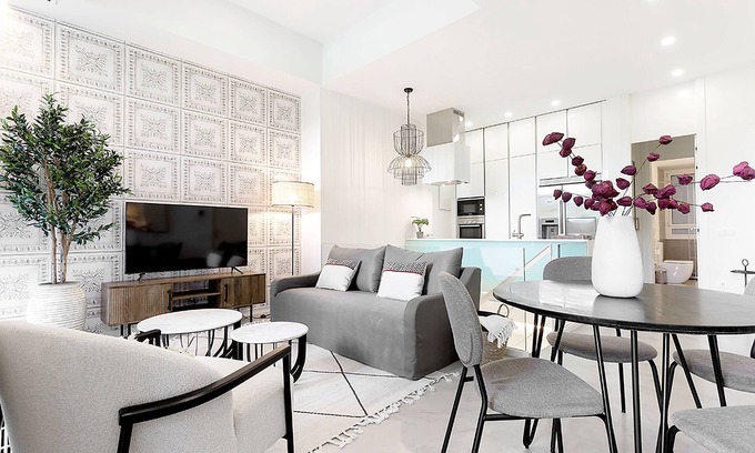 Jeronimos Apartment | Stylish Duplex Near Atocha with Spa and Kitchen Amenities
