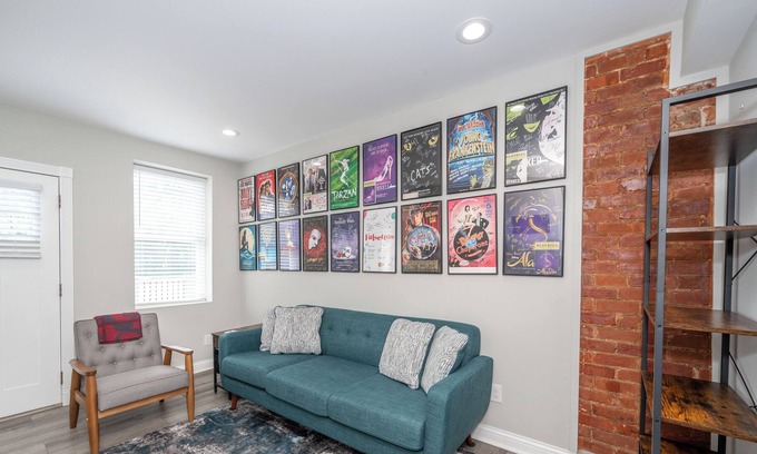 Walnut Hills House | Modern 2 BDR Cinci Townhome Close to All Attractions! Walk to Restaurants