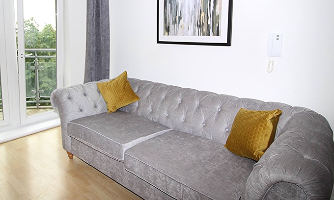 Basingstoke House | Modern 2 bed 2 bath apartment in town with balcony
