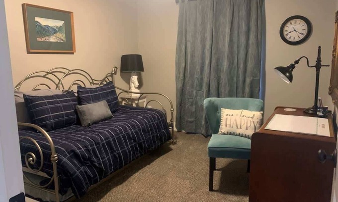 Bettendorf Condo | Cozy 2 Bed Condo with Office in Bettendorf, Pet Friendly!