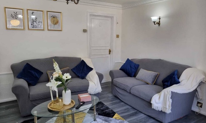 Leeds House | Convenient Stay with Free Parking and Smart TV Access